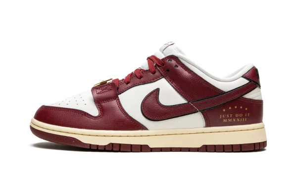 NIKE DUNK LOW WMNS "Just Do it - Team Red"